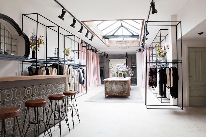 rekken met kleding in een moderne winkel